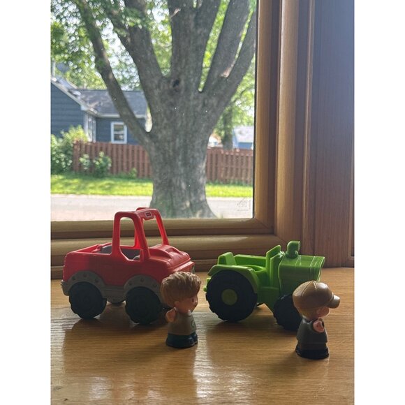 Fisher-Price Little People Red SUV & Green Tractor Toy Vehicles With Figures - Picture 3 of 5